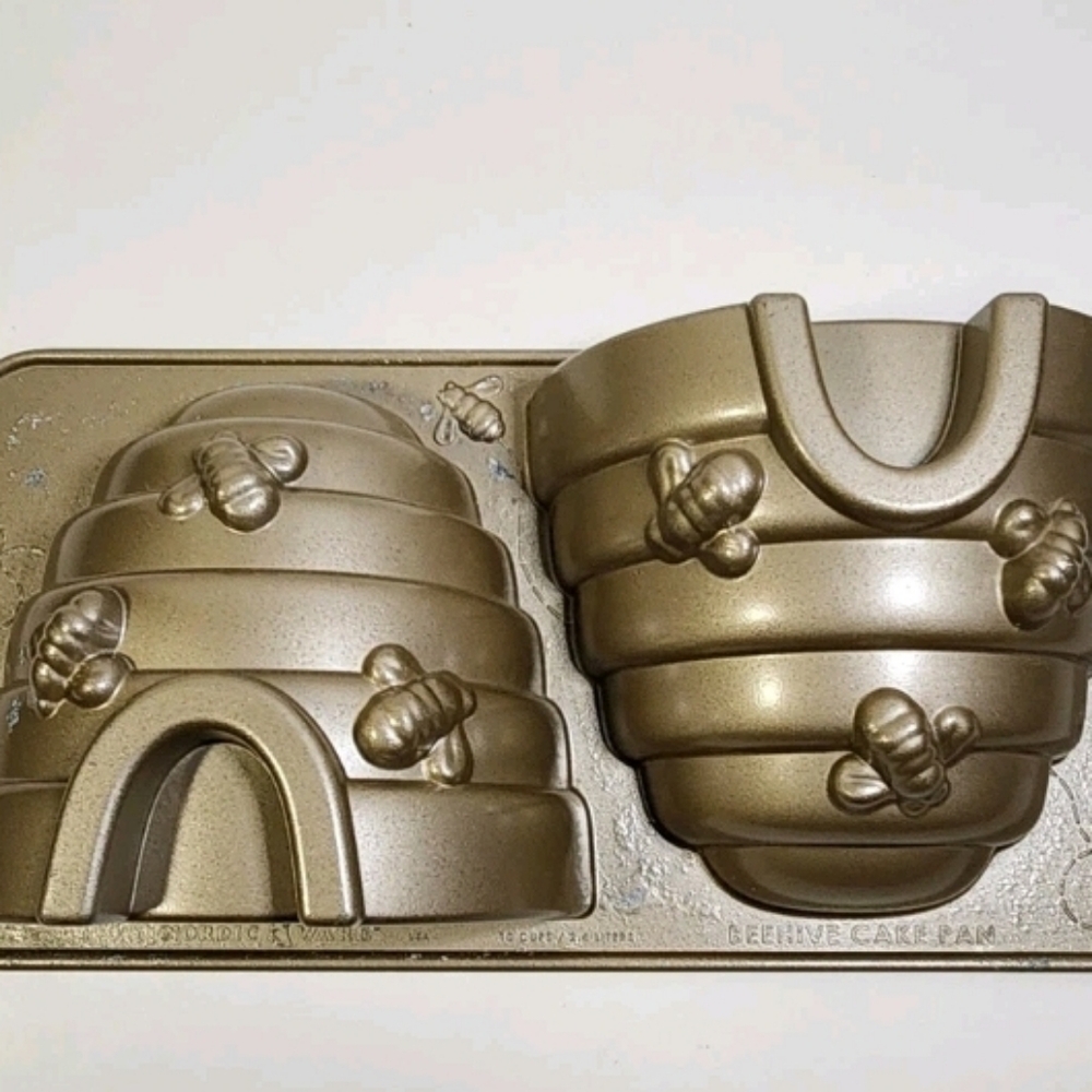 Nordic Ware Honey Bee Beehive 3D Aluminum Cake Pan Mold - 10 Cup - USA